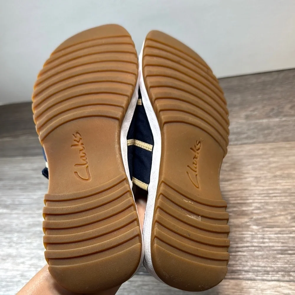 Clarks Navy and Tan Slide Sandals woman’s 8 (b230)